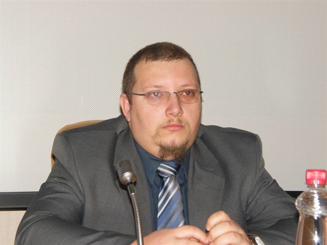 Mag. Sandi Viršek še šest mesecev v. d. direktorja